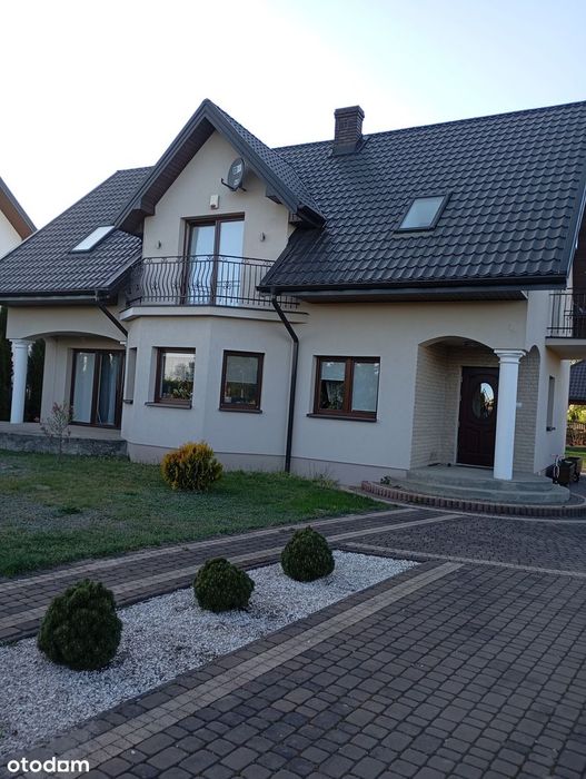 Dom wolnostojący z garażem w spokojnej okolicy