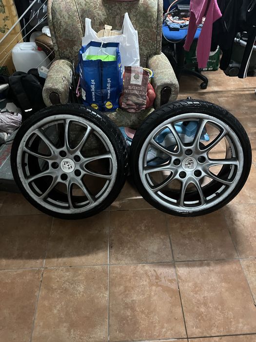 Jantes porsche com peneus vendo o conjunto