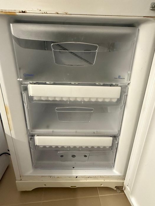 Frigorífico Combinado Indesit Mod BIAA 12 para peças