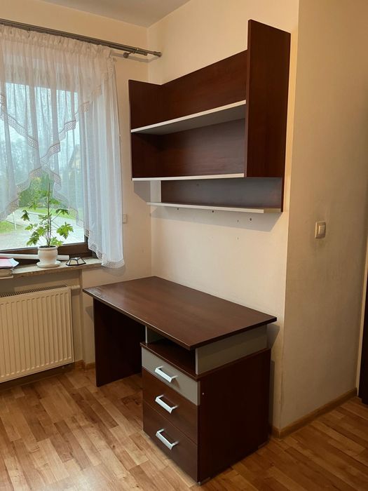 Biurko z polka wiszaca