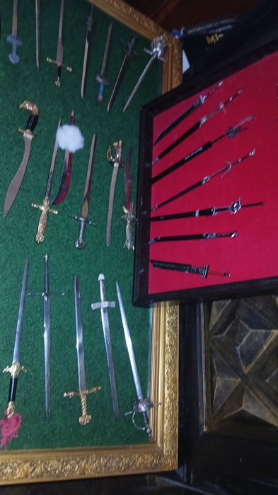 Colecao30  Espada minitura por 250  €