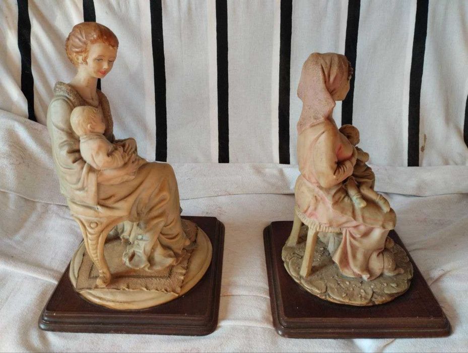 Duas Estatuetas "Mãe Rosa com criança" e "Mãe Azul/Cinza com criança"
