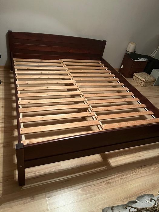 Łóżko ze stelażem