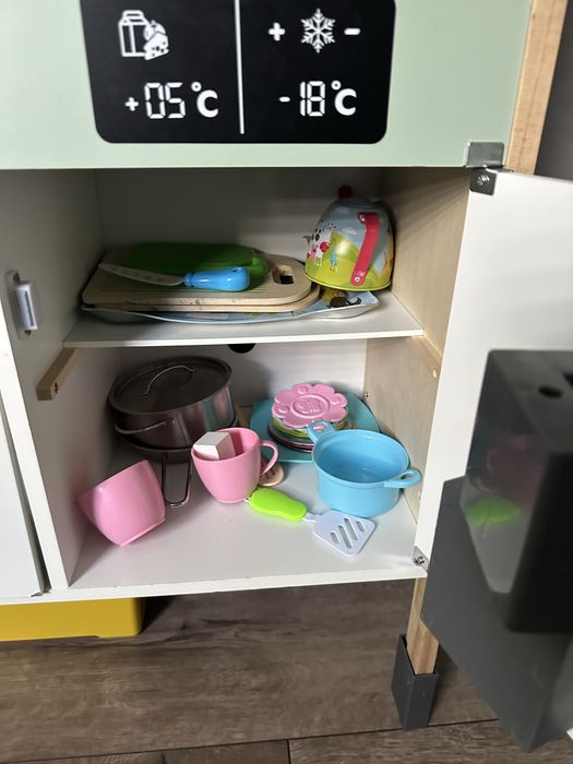 Kuchnia do zabawy dla dzieci z akcesoriami .
