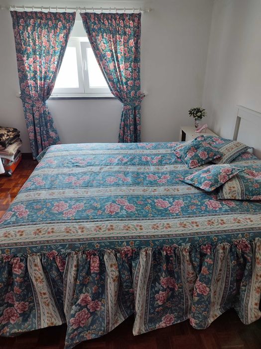 Conjunto cortinados e colcha de cama