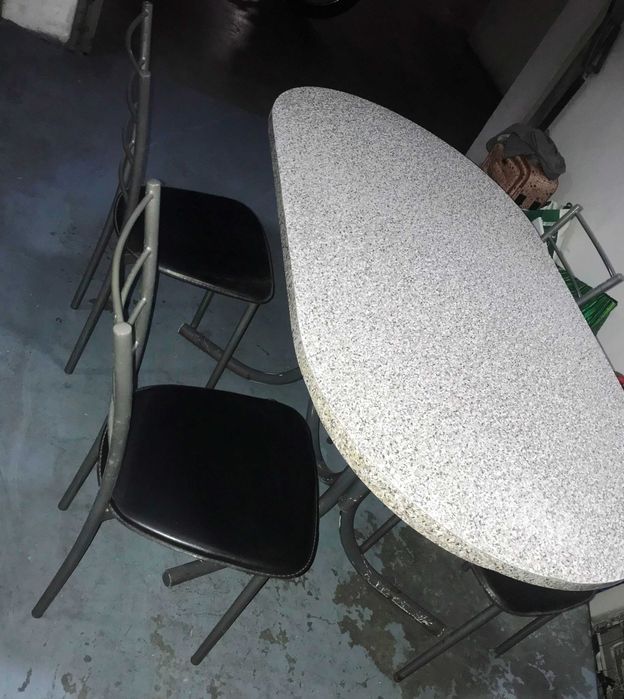 vendo mesa de cozinha com 5 cadeiras para desocupar!