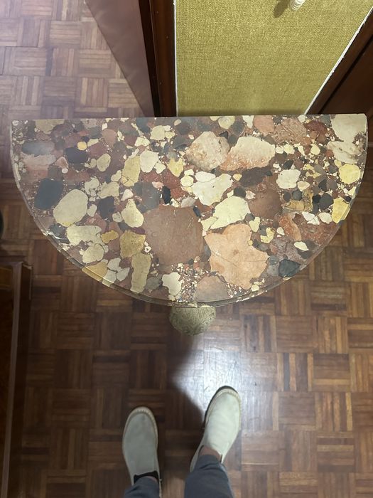 Consola meia-lua com tampo em mármore brecha