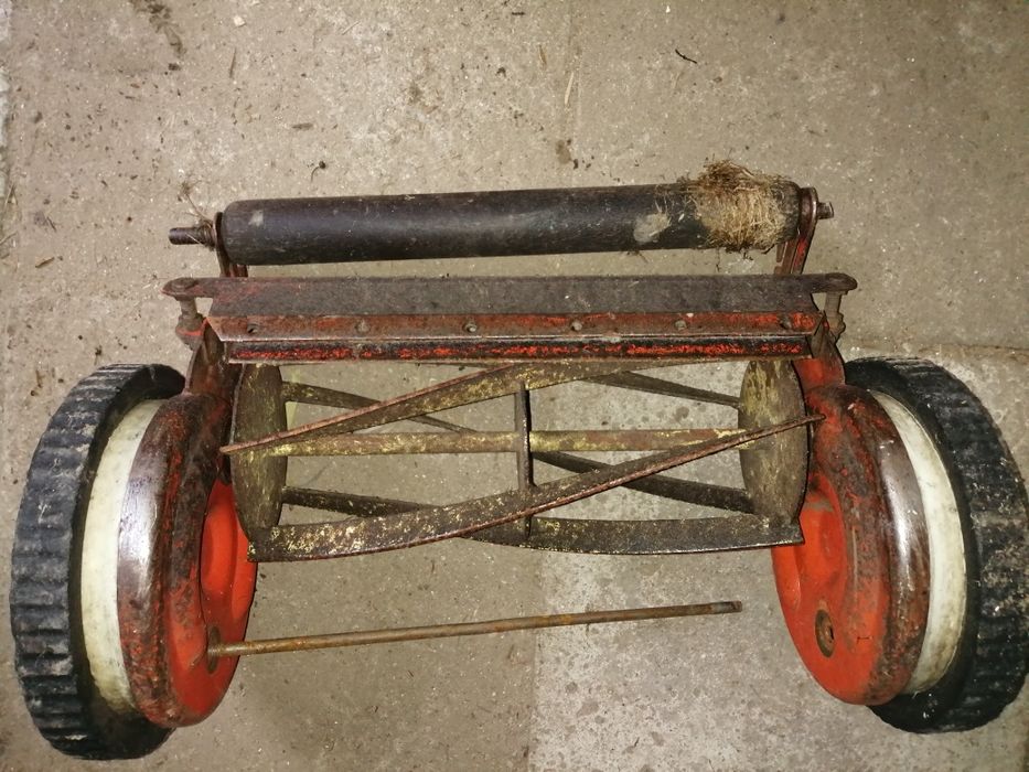 Znalezisko działkowe stara kosiarka