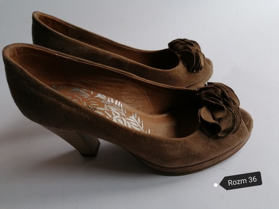 Brązowe czółenka z odkrytym palcem