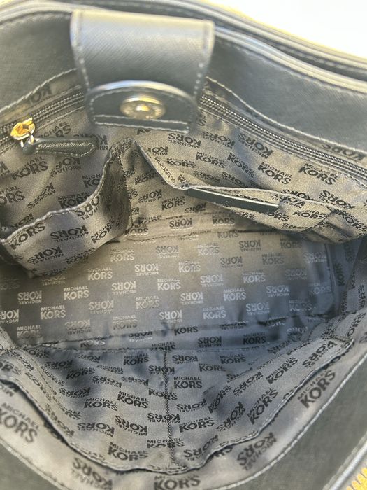 Mala de Ombro Michael Kors Kellen Medium em Pele Saffiano Preta