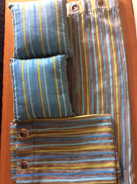 Cortinas e almofadas