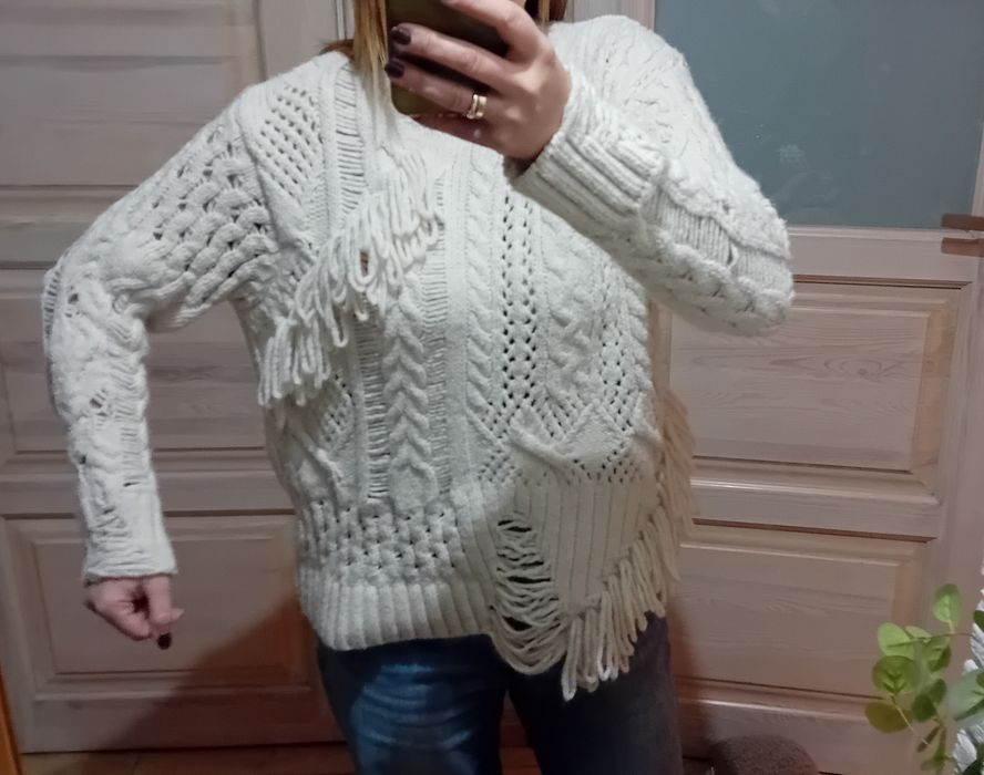 Bialy mięsisty sweter frędzle warkocze L