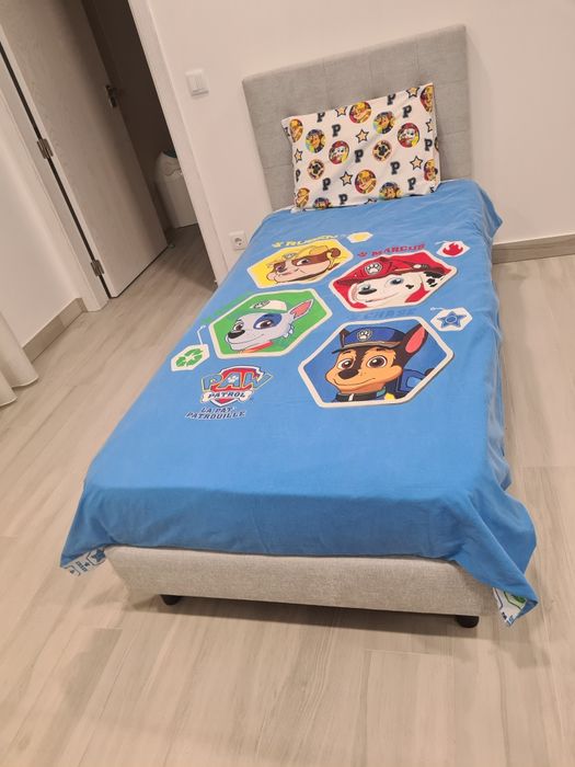 Cama individual com colchão