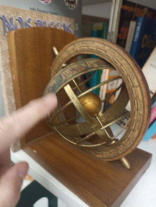 Suporte de livros com esferas armilares circulatórias.