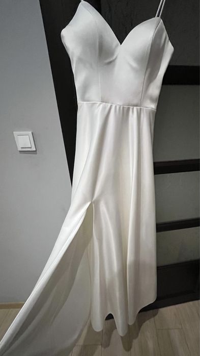 Біла вечірня сукня