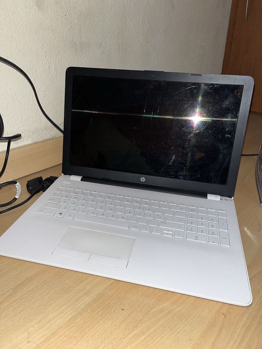 HP Laptop (With broken and turned off screen)64284544893571121