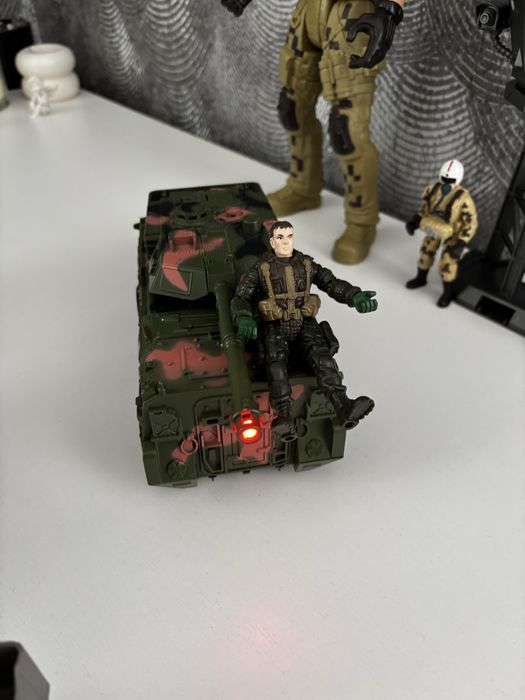 Іграшки військова техніка