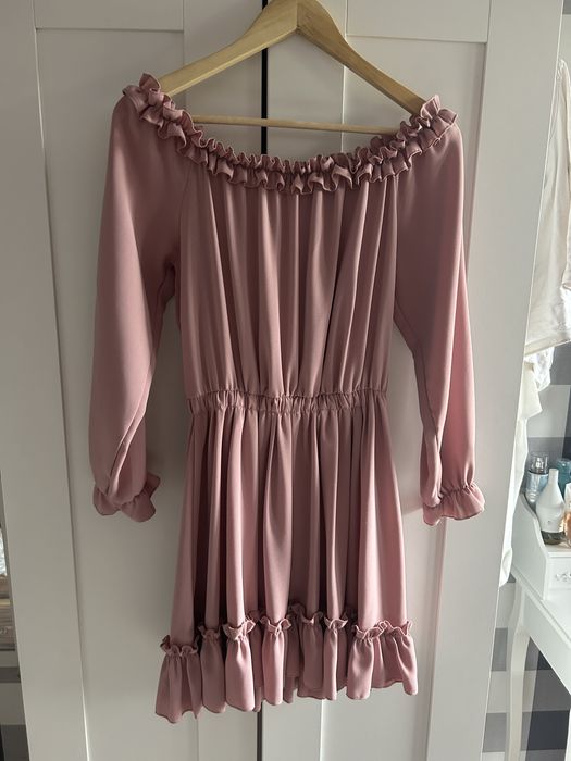 pudrowa rozowa sukienka