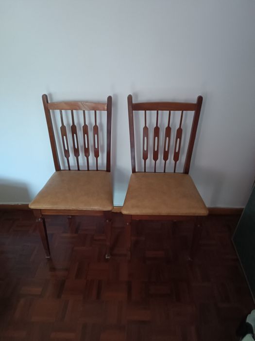 Duas cadeiras antigas
