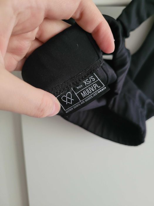 Muuv biustonosz sportowy XS/S czarny rozciągliwy minimalistyczny