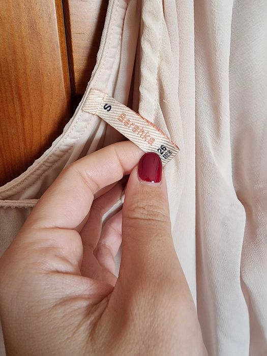 Vestido bege apenas com uma manga Bershka, tamanho S