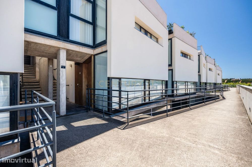 T2 moderno com 2 lugares de garagem junto às escolas de Silves