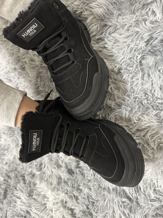 Зимові спортивні ботинки