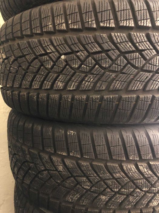Komplet opon zimowych  255/45R20 GoodYear UG Performance + po 8mm