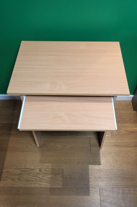 Małe biurko z szufladą na klawiaturę