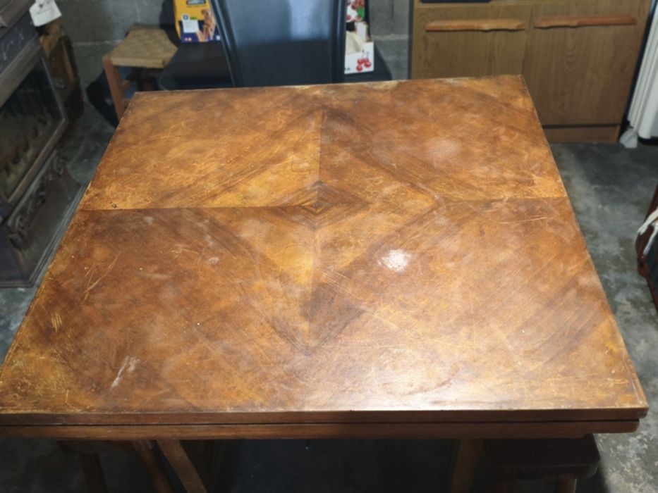 Mesa de madeira com 4 cadeiras