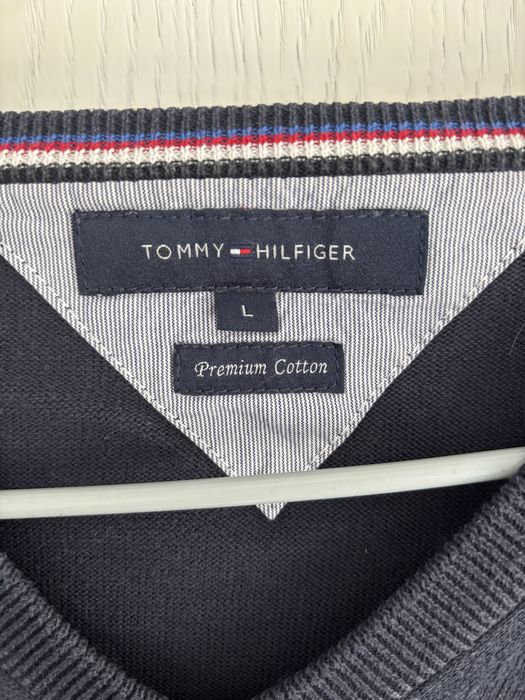 Granatowy sweterek w serek meski tommy hilfiger