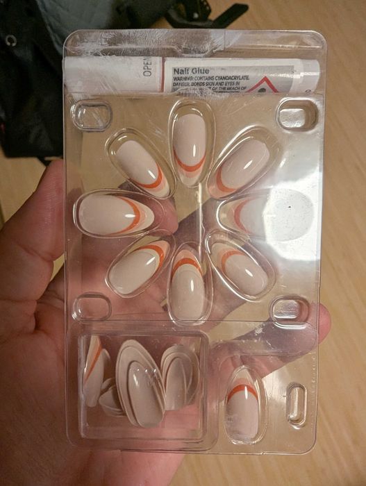 продам комплект накладных ногтей