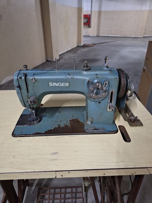 Maquina de Costura Eléctrica Singer com Mesa