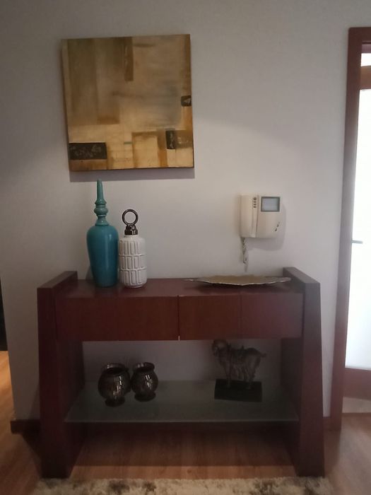 Sala de jantar completa mais consola de entrada mais espelho mais 4 cadeiras.