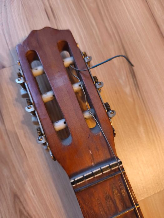 Stara gitara drewniana