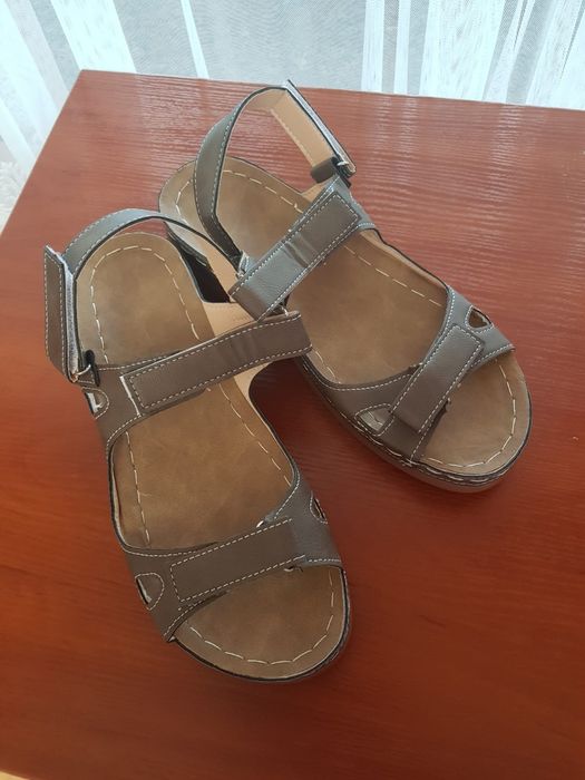 Легкі, на липучках босоніжки жіночі.