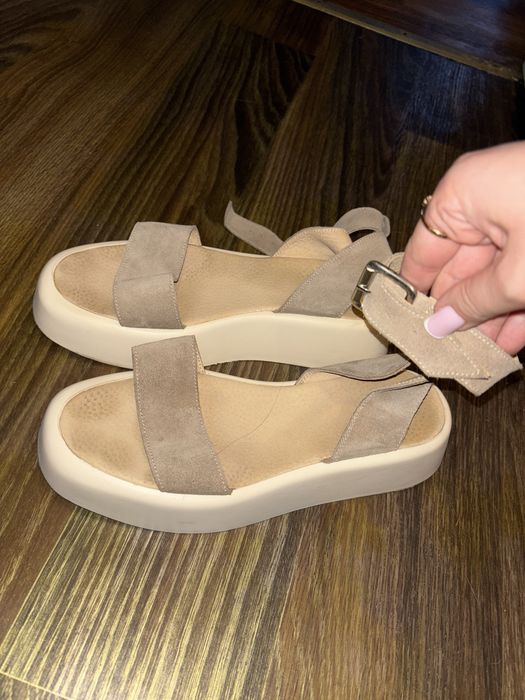 Босоножки на танкетке