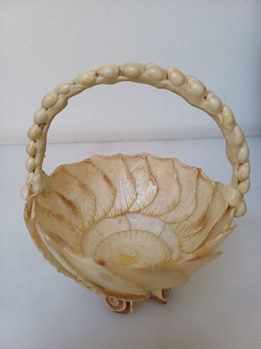 Cesto feito de conchas e búzios