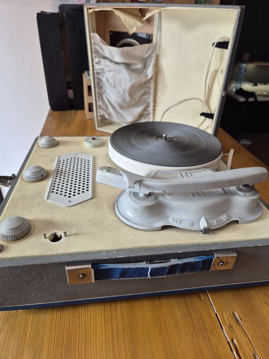 Gramofon Bambino w dobrym stanie. Brak igły.