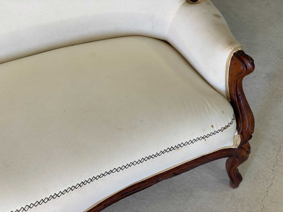 Elegancka sofa ludwikowska, rzeźbiona rama, klasyczna forma