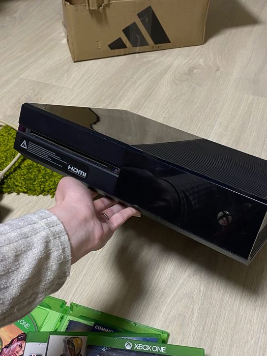 Приставка Xbox one з іграми GTA 5