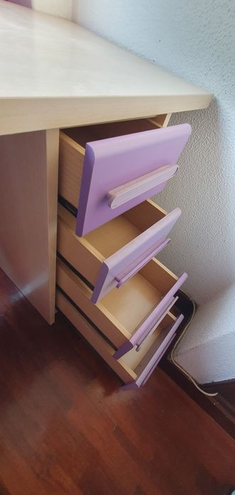 Mobilia para cuarto com cama individual e arrumação