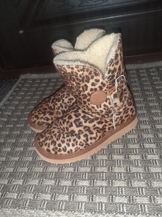 Зимові дитячі угі на дівчинку