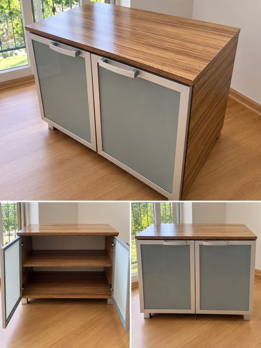 Elegancka szafka z matowymi szybami