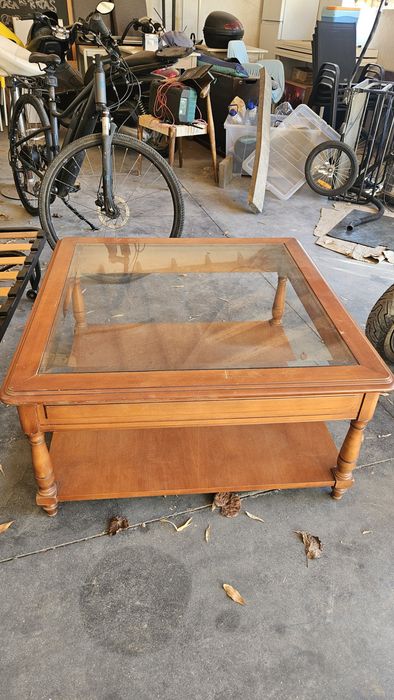 Mesa de centro em madeira trabalhada 90X90