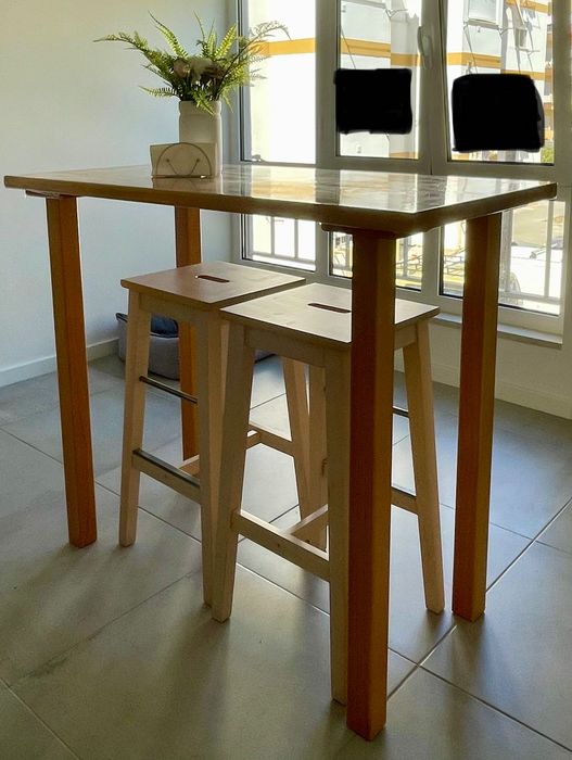 Conjunto de mesa alta com bancos e cadeira