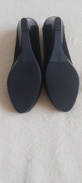 Sprzedam eleganckie nowe buty na koturnie roz.40