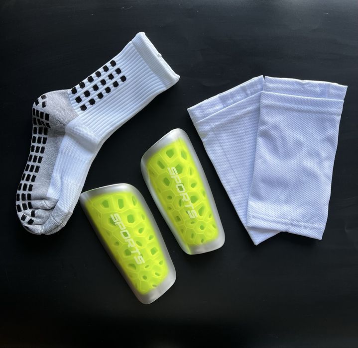 Комплект 3в1 футбольні щитки з тримачами + шкарпетки