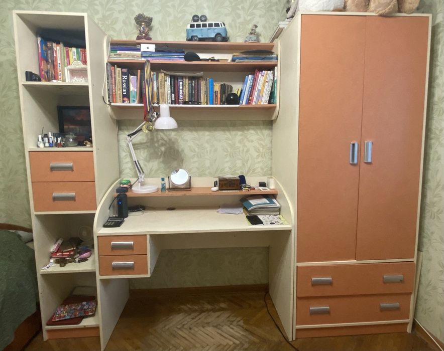 Комплект меблів для дитячої кімнати.
