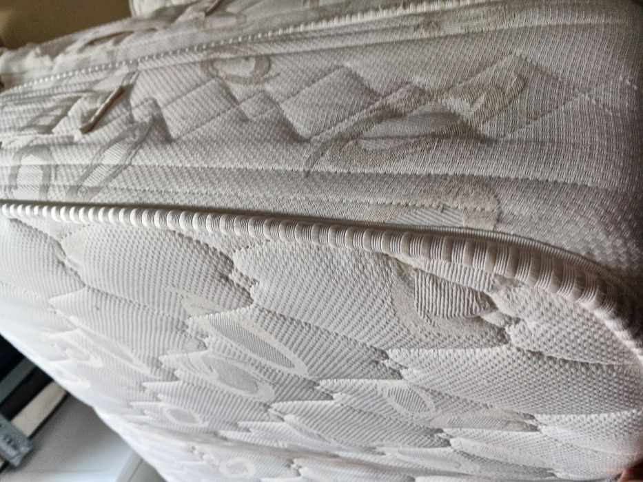 Кровать двуспальная деревянная